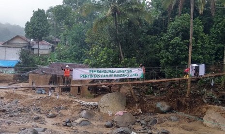 LAZ Harfa sedang membangun jembatan gantung di Kecamatan Lebak Gedong