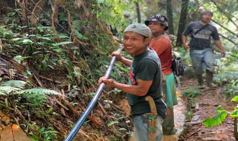 Laz Nahwa Nur ingin berkontribusi membantu saudara kita yang sangat membutuhkan fasilitas air minum dengan program pipanisasi air berish.