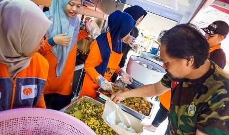 Lazada Gandeng Rumah Zakat Action Bagikan Paket Nasi untuk Korban Banjir Jati Asih