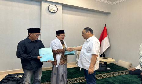 Lazis Asfa melalui Syafruddin menyalurkan zakat kepada muallaf