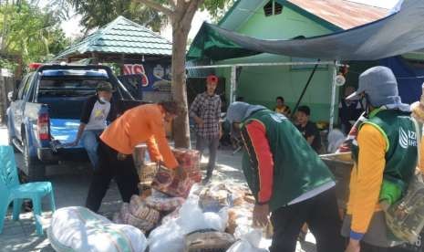 Lazis Wahdah Islamiyah menyuplai logistik ke dapur umum relawan di posko pengungsian Lapangan Faqih Rasyid, Kelurahan Birobuli Selatan, Palu.