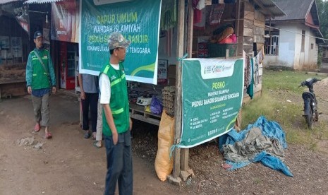 LAZIS Wahdah membuka layanan dapur umum bagi warga korban banjir di Desa Puuhiyalu, Kecamatan Oheo, Kabupaten Konawe Utara, Senin (17/6). 