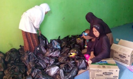 Lazismu Aceh mengumpulkan paket Ramadhan.