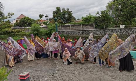 Lazismu akan mengadakan Pagelaran Busana yang dilakukan secara hybrid dengan tajuk HYBRID FASHION SHOW (HFS) 2021 Ecoprint Back To Nature dari Jakarta dan Yogyakarta. Acara gelar busana akan dilaksanakan secara offline maupun online.