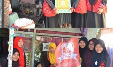 Lazismu berbagi kado Ramadhan di Sidoarjo.