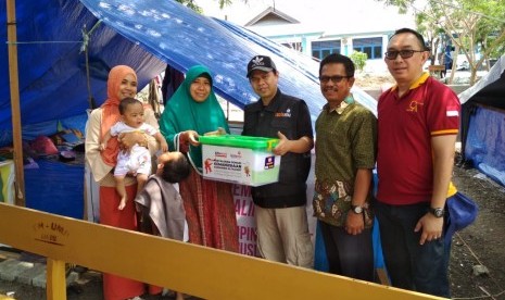 Lazismu dan Alfamart salurkan bantuan 1.000 paket family kit kepada warga terdampak bencana di Pos Koordinasi Utama Universitas Muhammadiyah Palu.