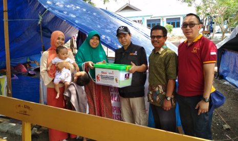 Lazismu dan Alfamart salurkan bantuan 1.000 paket family kit kepada warga terdampak bencana di Pos Koordinasi Utama Universitas Muhammadiyah Palu. 