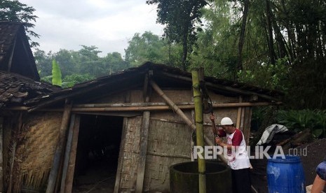  Lazismu melakukan kegiatan bedah rumah. Kegiatan tersebut kali ini dilakukan di Desa Karangmojo, Purwomartani, Kalasan, Kabupaten Sleman, Senin (12/2).