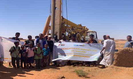 Lazismu Membuatkan Sumur Bor di Desa Umkatti, Omdurman, Sudan. Pengeboran ini dimulai setelah penandatanganan MoU antara Kantor Layanan (KL) Lazismu Pimpinan Cabang Istimewa Muhammadiyah (PCIM) Sudan dengan Rowahil Sudan pada Ahad (06/11). 