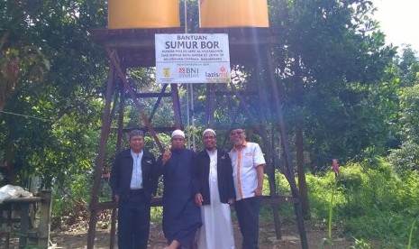 Lazismu menyerahkan bantuan sumur bor kepada masjid terpencil di Kalimantan.