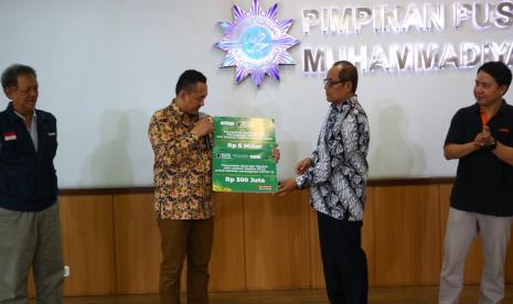 Lazismu Salurkan Bantuan Tanggulangi Covid-19. Unsur pimpinan Lazismu secara simbolis menyerahkan bantuan dari para donatur terkait penanggulangan wabah Covid-19, Selasa (24/3)