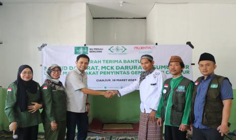 LAZISNU PBNU bersama PT Prudential Sharia Life Assurance (Prudential Syariah) meresmikan bantuan masjid darurat, MCK darurat, dan sumur bor untuk warga penyintas gempa Cianjur.