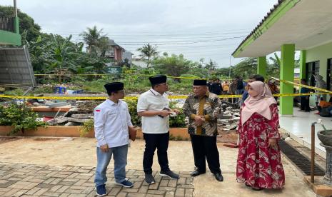 LAZISNU PBNU memberikan santunan kepada keluarga para siswa Madrasah Tsanawiyah Negeri (MTsN) 19 Pondok Labu, Jakarta Selatan yang meninggal dalam insiden robohnya tembok sekolah akibat banjir. Pemberian santunan dipimpin langsung Wakil Ketua Umum Pengurus Besar Nahdlatul Ulama (Waketum PBNU), Habib Hilal Al-Aidid di lokasi bencana yakni MTsN 19 Pondok Labu, Sabtu (8/10/2022). 