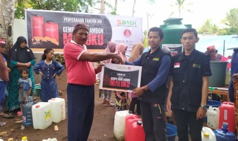 Laznas Baitul Maal Hidayatullah  (BMH)  dan UPZ Bank DKI menyerahkan bantuan air bersih kepada pengungsi gempa Ambon di Desa Liang, Kecamatan Salahutu, Maluku Tengah.