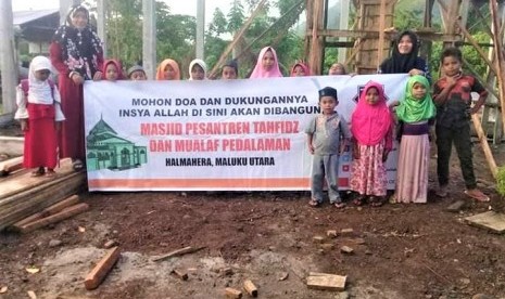 Laznas Baitul Maal Hidayatullah (BMH) membangun masjid untuk pondok pesantren tahfizh di Pedalaman Halmahera, Maluku Utarta.