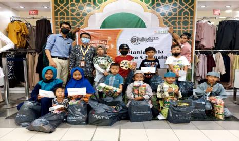 Laznas Baitul Maal Hidayatullah (BMH)  Perwakilan Kalimantan Barat menggelar program Belanja Ceria Yatim dan Dhuafa, di salah satu mal yang ada di kota Pontianak, Kalimantan Barat, Kamis  (28/4).