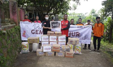 Laznas BMH akhirnya berhasil menembus titik terdampak gempa bumi Cianjur, tepatnya di Kampung Pasir Sereh, RT 01/06 Desa Babakan Karet, Kecamatan Cianjur, Selasa (22/11/2022). 