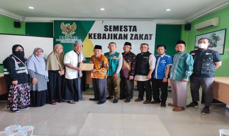 Laznas BMH berkolaborasi dengan Baznas dan Lembaga Amil Zakat (LAZ)  se-Kota Tarakan memberikan bantuan pelunasan utang kepada Ivan Setiawan, mualaf warga Kampung Empat, Tarakan, Kalimantan Utara, Sabtu (10/9/2022).