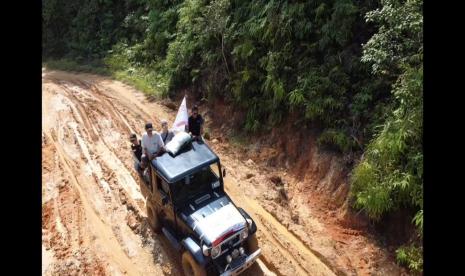 Laznas BMH bersama dai tangguh menyalurkan Iqra dan Alquran untuk masyarakat pedalaman Gunung Leuser, Aceh, Kamis (29/12/2022).