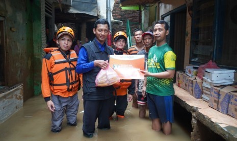 Laznas BMH bersama komunitas Vanilla Hijab Peduli menyalurkan makanan siap saji kepada korban banjir di wilayah DKI Jakarta.