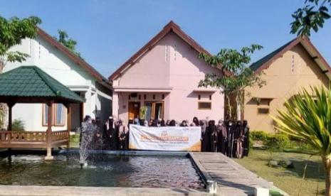  Laznas BMH Bersama PT Riung Mitra Lestari menyalurkan bantuan untuk pembangunan masjid dan asrama santri putri Pesantren Durril Azhar Sampang, Madura.