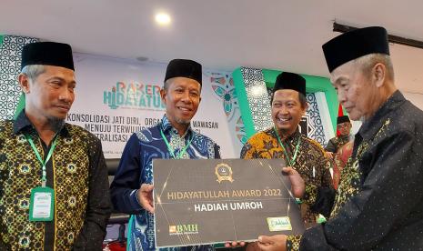 Laznas BMH bersama Sakinah Supermarket dan DPP Hidayatullah memberikan hadiah  umrah kepada empat  dai Tangguh.