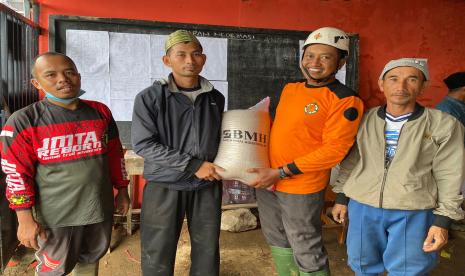 Laznas BMH bersama SAR Hidayatullah dalam 2 hari (25 dan 26 November 2022) fokus memberikan bantuan untuk warga terdampak gempa Cianjur, 