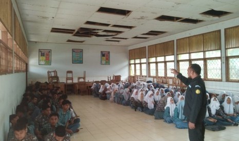 Laznas BMH bersama SAR Hidayatullah dan Pos Dai mengadakan trauma healing di SMAN 1 Asera, Konawe Utara.