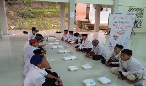 Laznas BMH Bersama Vanilla Hijab menggelar acara Buka Puasa Berkah bersama 100 santri di Pesantren Hidayatullah Mamuju,  Sulbar, Rabu  (29/3/2023).