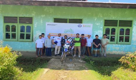 Laznas BMH  bersama YBM BRILiaN menyerahkan  bantuan motor dakwah kepada Ustadz Ledifal Baharuddin, dai tangguh BMH di Pesantren Hidayatullah  Pulau Sipora, Kabupaten  Kepulauan Mentawai, Sumatera Barat, Sabtu  (24/12/2022).