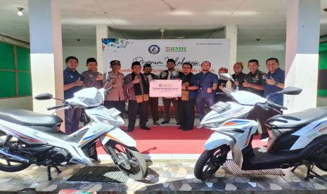 Laznas BMH Bersama YBM BRILianN menyerahkan bantuan motor dakwah kepada dai Tangguh di Aceh, Rabu (21/12/2022).