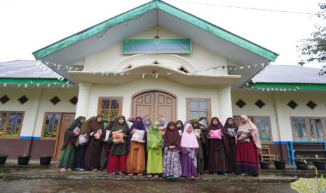 Laznas BMH bisa menyalurkan bantuan peralatan ibadah untuk santriwati Pesantren Hidayatullah Curup, Kabupaten Rejang Lebong, Bengkulu.