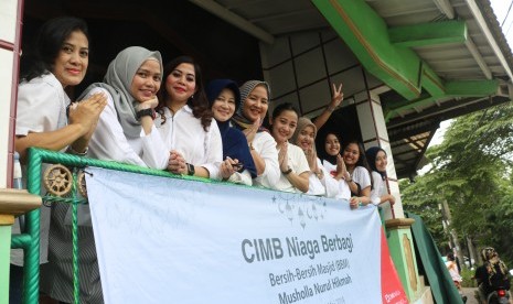 Laznas BMH dan CIMB Niaga Syariah Cabang Bintaro menggelar kegiatan Bersih-Bersih Masjid/Mushala (BBM) di Mushala Nurul Hikamah, Pondok Aren, Tangsel, Banten.