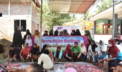 Laznas BMH dan Forum Kajian Muslimah (FKM) bersinergi menyalurkan hewan kurban kepada msayarakat Kulonprogo, Yogyakarta.