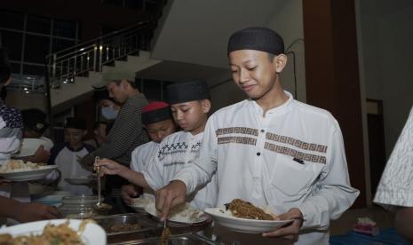 Laznas BMH dan Vanilla Hijab menggelar buka puasa bersama ratusan santri penghafal Alquran di Pesantren Hidayatullah Depok.