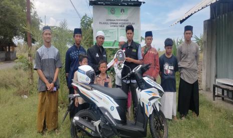 Laznas BMH dan YBMH BRILiaN memberikan bantuan motor dakwah untuk  Ustadz Lalu Fadli Said,  dai yang bertugas di pelosok NTB.