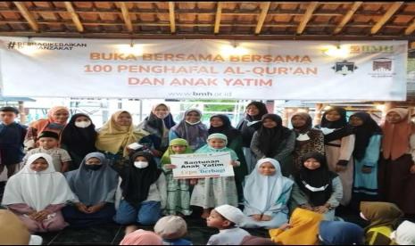 Laznas BMH Gerai Blora, Jaw Tengah  bersama dengan komunitas Cepu Berbagi  menggelar Buka Puasa Berkah bersama 100 santri yatim penghafal Quran di Blora, Sabtu (16/4). 