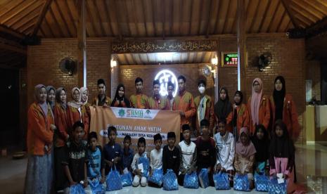 Laznas BMH Gerai Cirebon bersama mahasiswa KKN dari Institut Agama Islam (IAI) Cirebon menggelar santunan untuk anak yatim di Masjid Al-Maksudhi, Kedung Jaya, Kecamatan Kedawung, Kabupaten Cirebon, Kamis  (22/9/2022).