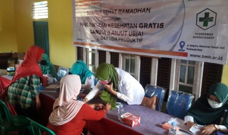 Laznas BMH Kalimantan Barat menggelar program layanan kesehatan gratis.