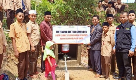 Laznas BMH Kepri menyerahkan sumur bor kepada Pondok Pesantren Hidayatullah Bintan.