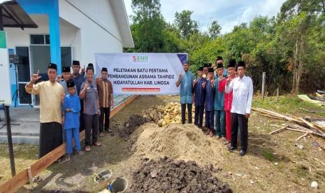  Laznas BMH melakukan peletakan batu pertama pembangunan asrama tahfidz di Ponpes Hidayatullah yang berlokasi di Kecamatan Daik, Kabupaten Lingga, Kepulauan Riau, Selasa (10/1/2023).