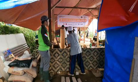 Laznas BMH membangun masjid darurat di Kampung Pasir Gombong, Desa Sukamulya, Kecamatan Cugenang, Kabupaten Cianjur.