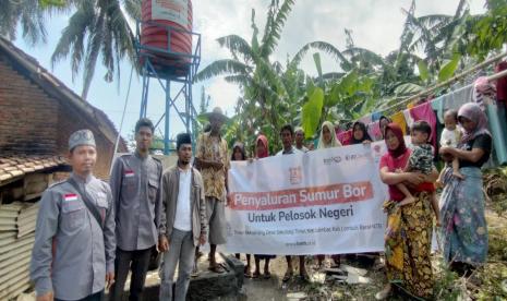 Laznas BMH membangun  sumur bor untuk  warga Dusun Menomang, Desa Sekotong Timur, Kecamatan Lembar, Kabupaten Lombok Barat,  NTB.