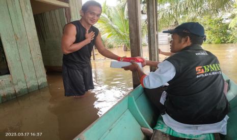 Laznas BMH membawakan bantuan logistik yang terdiri dari 125 kg beras, 3 dus mi instan, 1 dus biskuit dan paket nasi kotak yang langsung didistribusikan kepada masyarakat di Posko Mandiri di RT.07, Kelurahan Long Kali, Kabupaten Paser.