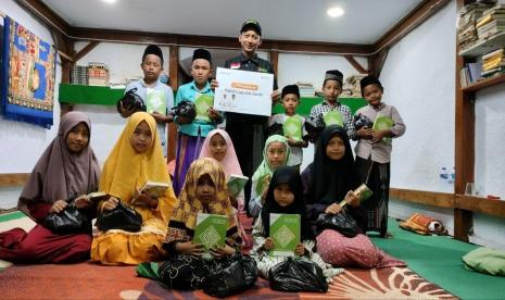 Laznas BMH memberikan bantuan logistik dan Alquran untuk para santri yang belajar di Langgar Raudhatul Imamuddin, Desa Tlonto Ares, Kecamatan Waru, Kabupaten Pamekasan Madura, Ahad  (15/1/2023).