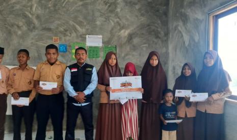 Laznas BMH memberikan santunan kepada santri yatim piatu Pesantren Darul Aulia, dan Panti Aisyiyah, Kupang.