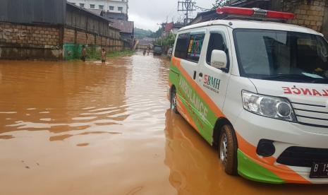 Laznas BMH menerjunkan relawan dan mengirimkan bantuan untuk menolong korban banjir di Jayapura, Papua, Jumat (7/1).