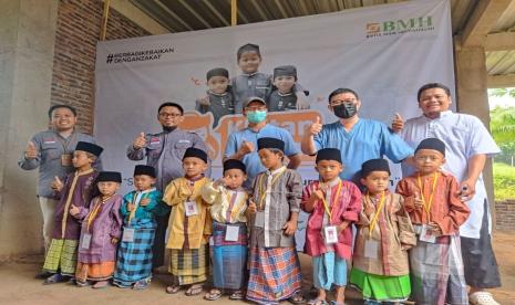 Laznas BMH mengadakan kegiatan khitan berkah untuk anak yatim dan dhuafa di Pesantren Hidayatullah Cilegon, Desa Sampir, Kecamatan Waringinkurung, Serang, Banten.