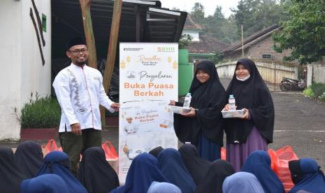 Laznas BMH menggelar Buka Puasa Berkah di Pondok Pesantren Darul Futhonah yang beralamat di Kp. Mangkubumi, RT/RW 01/14 Kelurahan Kabayan, Kecamatan Pandeglang, Kabupaten Pandeglang, Provinsi Banten.