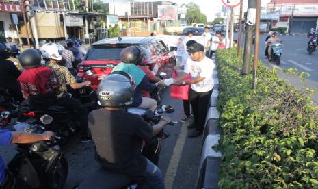 Laznas BMH menggelar program Takjil Berkah On The Road di Kota Bontang, Jumat (24/3/2023).